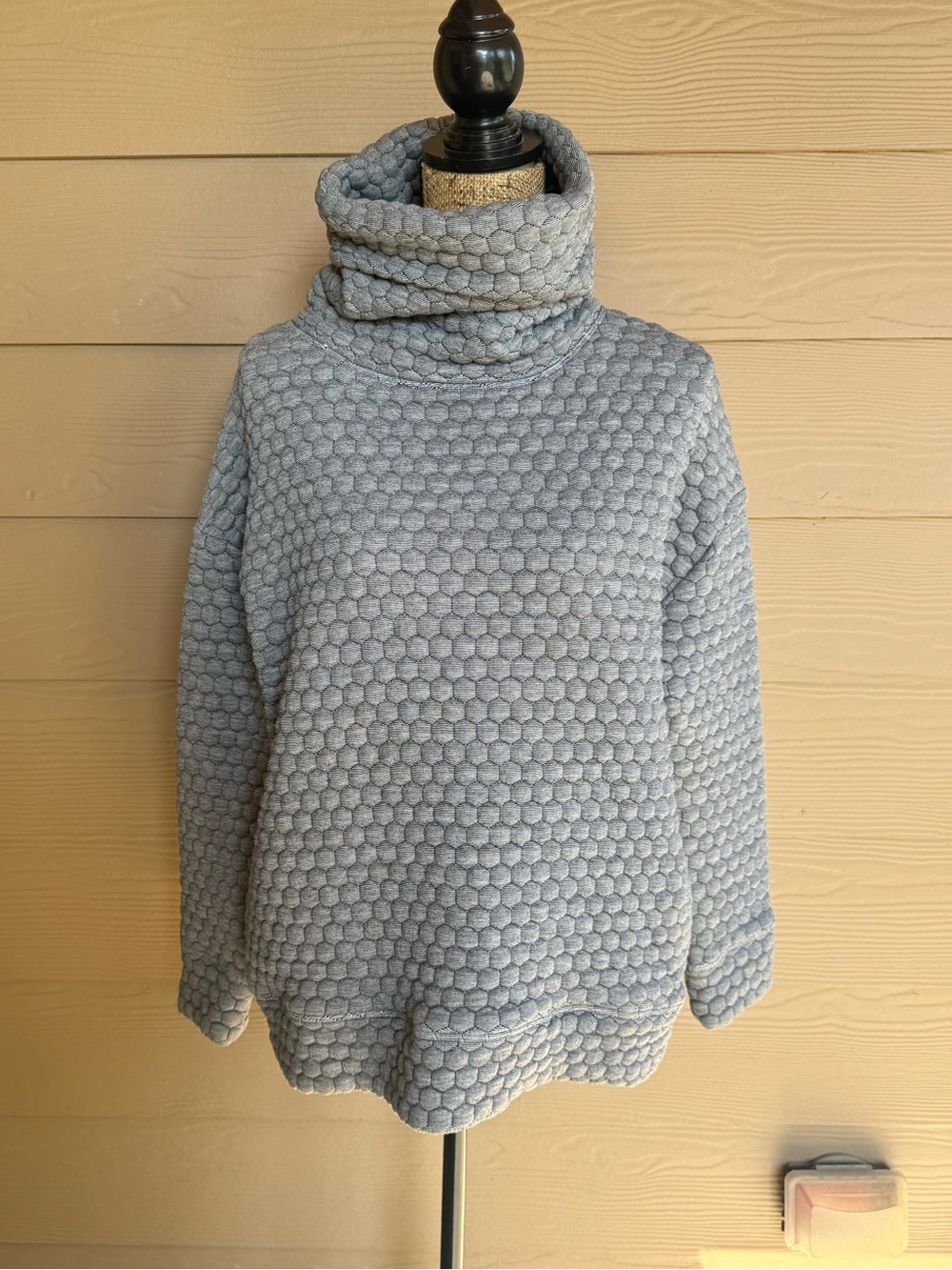 GapFit Quilted Jacquard Funnel Neck Pullover Gray Honeycomb Sweatshirt S